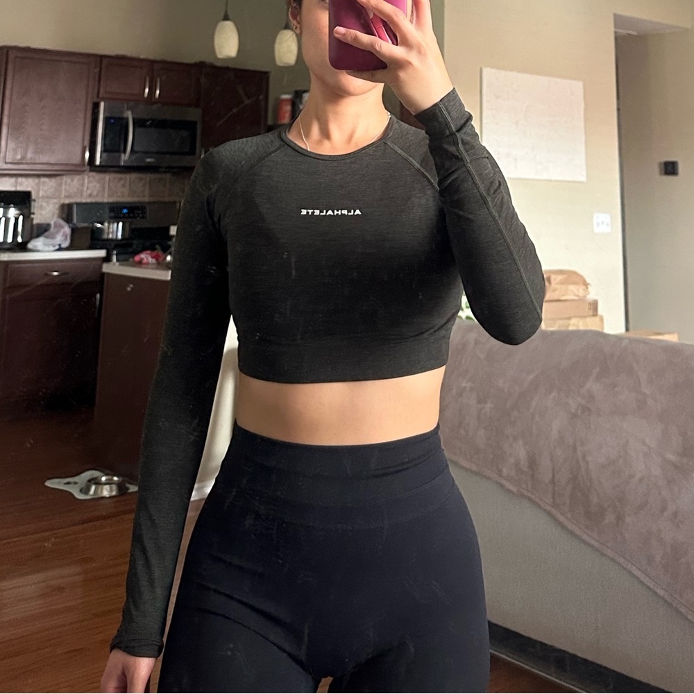 Alphalete Amplify Long Sleeve Crop Top
